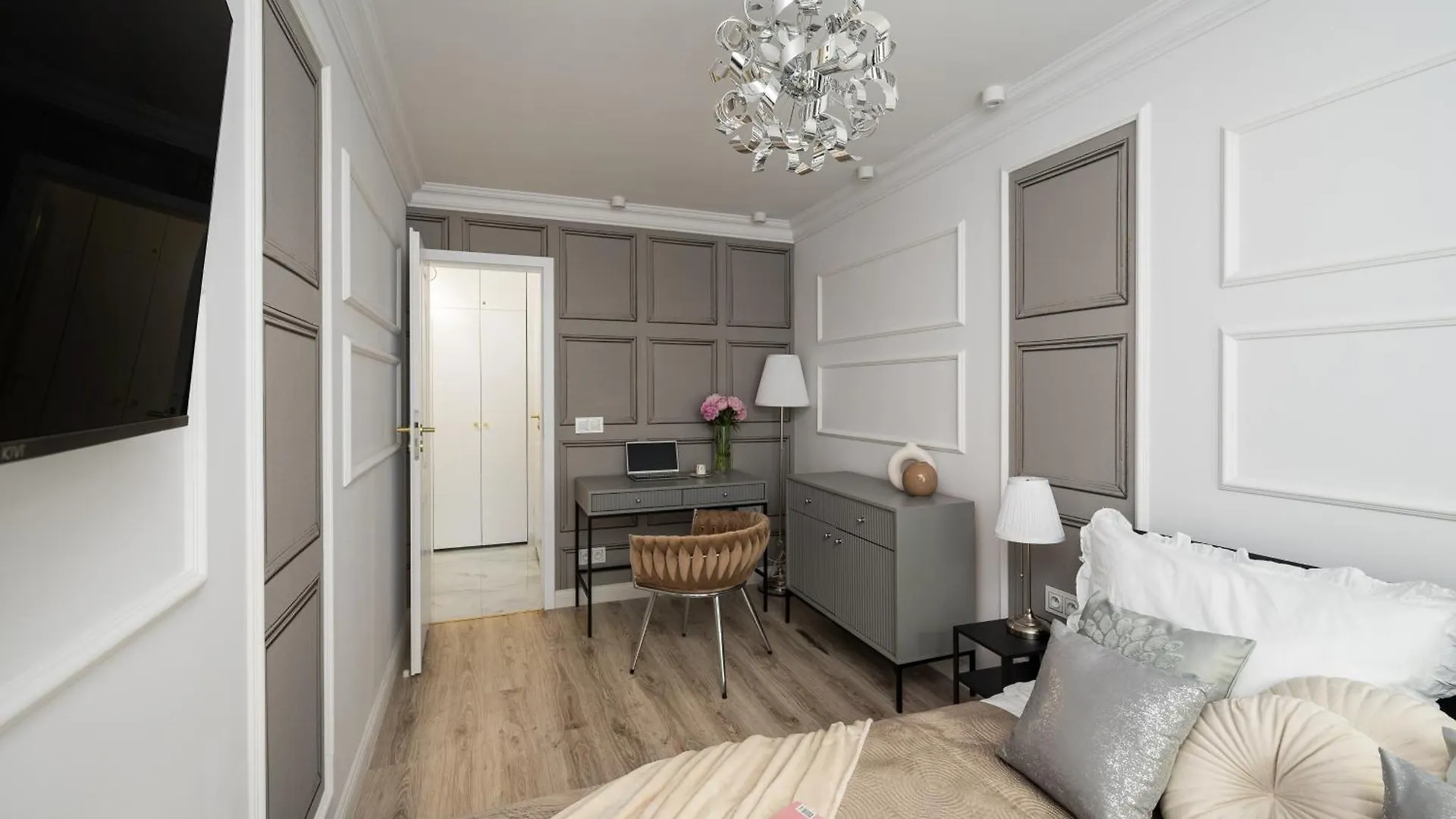 Stunning 2-Br Apartament Palace In The Window, Air-Conditioning 500M To Central Station Warsaw Apartment